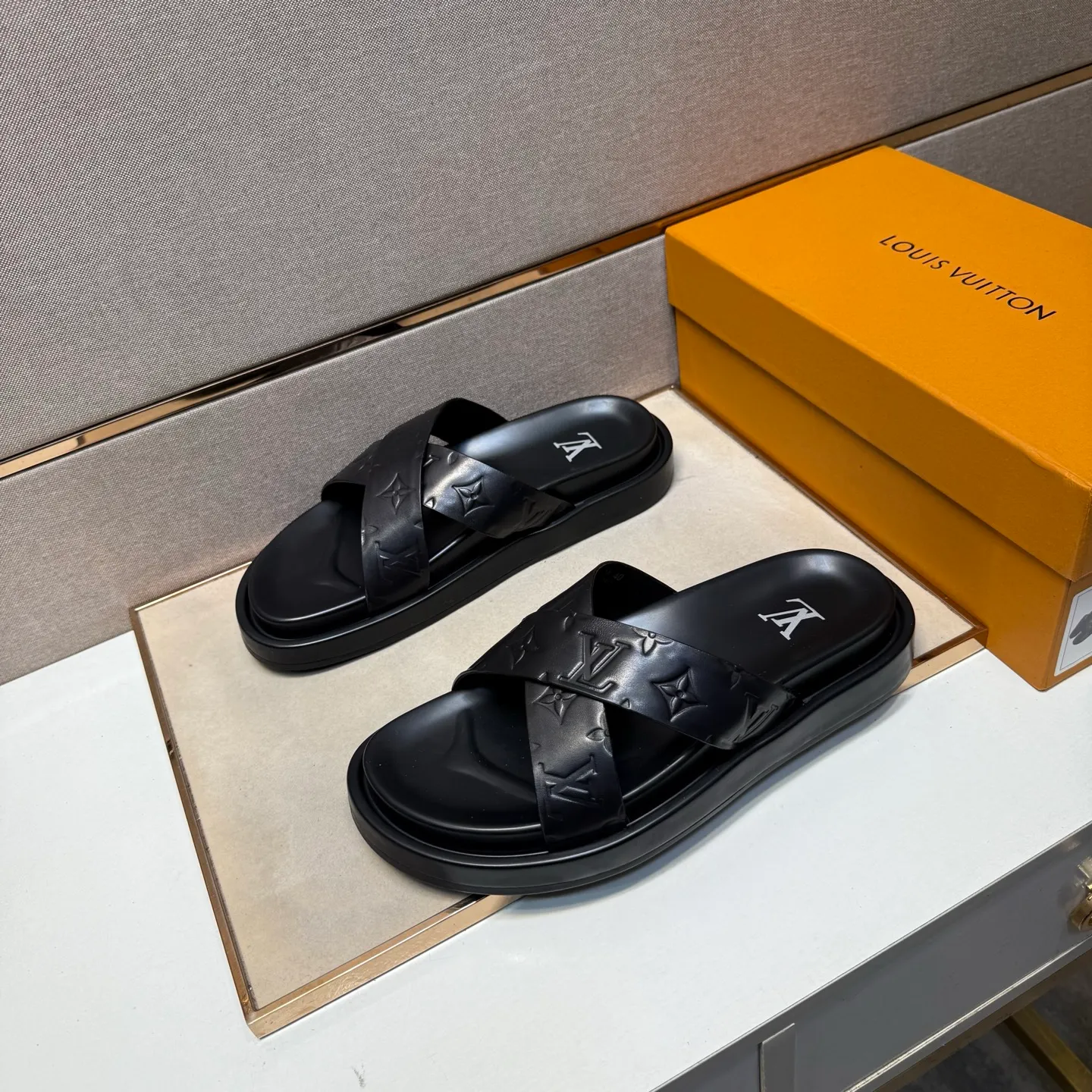 ⬛️Men's shoes 💰p400 [LV～] Men's casual slippers 2025z cabinet sales simultaneously 🔶Size: 39-44#️⃣ 🔷2 colors🔜The upper is made of cowhide stitching➕Genuine leather lining, comfortable and breathable, sole: original comfortable and wear-resistant outsole, ⚠️Real 📱Photographed🎬The real thing is better📢📢📢